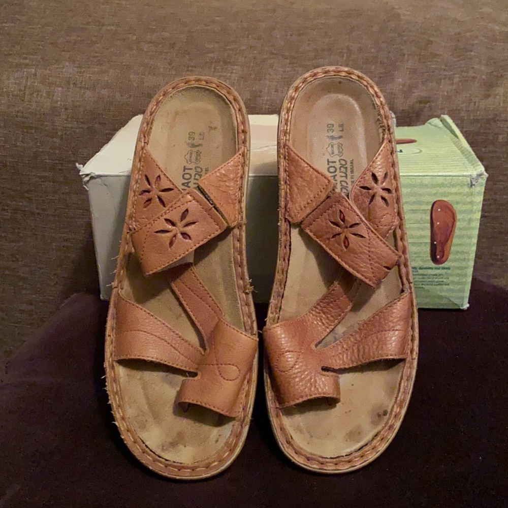 Naot toe loop sandal size 39